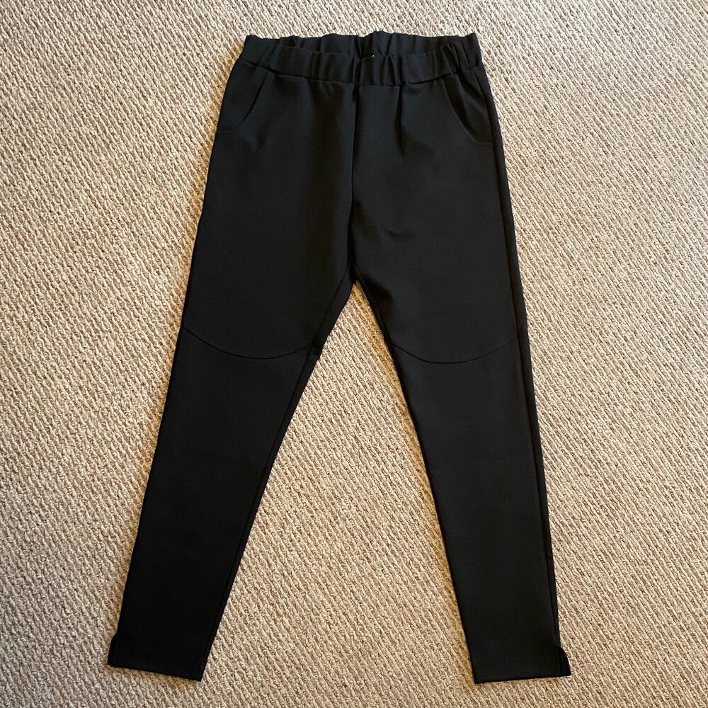 ORTTU Black Joggers in Size M